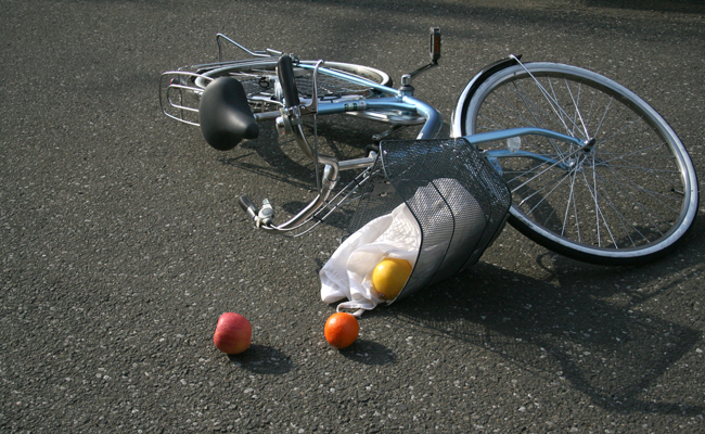 自転車で歩行者とぶつかってしまった時、罰金や損害賠償はある？