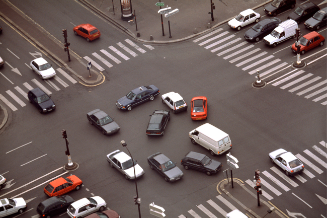 交差点事故の過失割合は信号機の有無や道幅で決まる